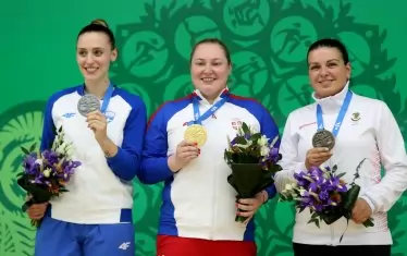 Антоанета Бонева (вдясно) на почетната стълбичка заедно със сръбкинята Арунович (в средата) и гъркинята Коракаки.