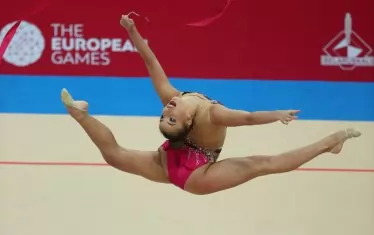  Катрин Тасева по време на съчетанието си с лента.