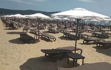  Цената на сянката у нас върви по 5-10 лева. В Гърция купувате една бира или фрапе и чадърът е ваш цял ден  в комплект с шезлонгите. 