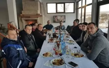 На банкет в ловния кантон. На снимката: кметът Нуридин Исмаил (третият вляво) в компанията на председателя на Общинския съвет Мустафа Ахмед, зам.-кмета Ахмед Ахмед, директора на дирекция Нуртен Раим и други служители на общинската администрация