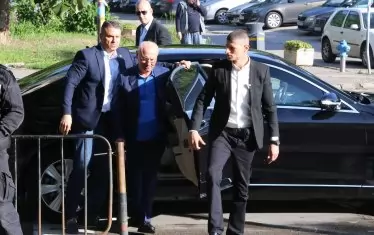 В стара снимка на Ахмед Доган разпознаваме охранителите от плажа пред сарая му.