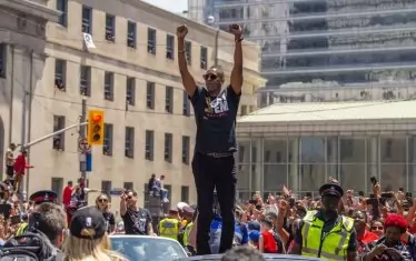 Президентът на "Торонто Раптърс" Масай Ужири ликува пред феновете