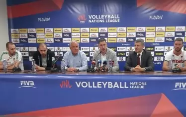 Георги и Валентин Братоеви, Данчо Лазаров, пловдивският кмет Иван Тотев и заместникът му Титюков, както и националът Чоно Пенчев (от ляво на дясно) призоваха плодвивската публика да напълни "Колодрума" за мачовете на българския тим, които са все от 20:40 ч.