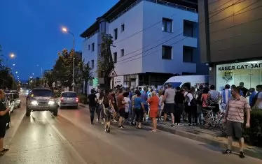 В Гоце Делчев пред офиса на оператора се събраха доста хора.