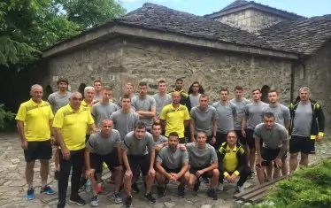 По желание на треньора Желко Петрович, футболистите на "Ботев" (Пд) вчера посетиха църквата "Света Неделя" в Батак, където се е разиграло Баташкото клане. В момента пловдивският тим е на лагер във Велинград и използва свободен полуден, за да се запознаят играчите с историческите събития.
