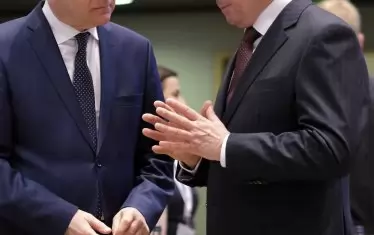  Беларуският дипломат №1 Владимир Макей (вдясно) разговаря с полския си колега Яцек Чапутович по време на срещата в Брюксел на министрите от Източното партньорство. Тя се състоя през май т.г. 