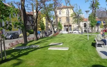 Реновирана градска среда в Бургас. Бургас също е санкциониран заради изискване кандидатите да докажат опит с въведени в експлоатация сгради. Аргументът за глобата е, че строителите отговарят само до акт 15. 