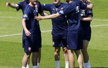  Футболистите на Чехия показват отлично настроение на тренировка преди домакинството срещу България в петък.