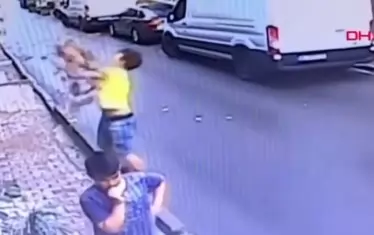 Младеж спаси падащо дете от втори етаж в Истанбул (видео)