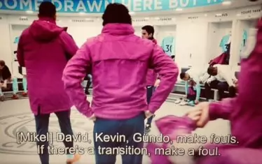 На този кадър от филма "Всичко или нищо" се вижда как асистентът на Гуардиола - Микел Артета, инструктира основните халфове да нарушават правилата, ако загубят топката.