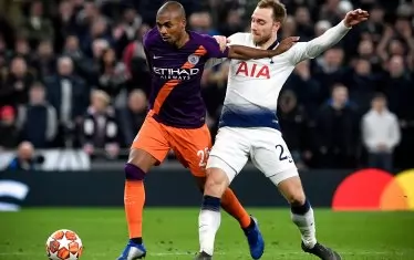 Фернандиньо (вляво) е халфът в "Манчестър С", чиято основна цел е да спира атаките на съперника в зародиш - понякога на ръба на позволеното, понякога с цената на тактически фаул. Така както Гуардиола ползваше Серхио Бускетс в "Барселона" и Хави Мартинес в "Байерн".