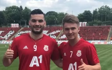 Двама от новите футболисти в "ЦСКА-София" - руският халф Денис Давидов (вдясно) и шотландският нападател Тони Уот, позират на ст. "Българска армия" преди първата предсезонна тренировка вчера.