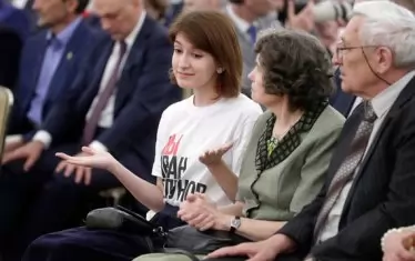 Млада жена, облечена в тениска с надпис "Аз/Ние сме Иван Голунов", се появи на церемонията в Кремъл вчера за връчването на държавните награди по повод Деня на Русия, съобщи "Ведомости". На церемонията президентът Путин връчи награди за постижения в областта на науката и технологиите, литературата, изкуствата и хуманитарната дейност. Дейци на културата, журналисти и правозащитници се обявиха в подкрепа на Голунов след ареста му.