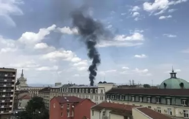 Гъст черен дим над центъра на София