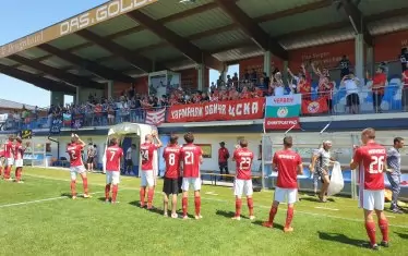 Футболистите на "ЦСКА-София" поздравяват феновете, които дойдоха да подкрепят отбора срещу "Шахтьор".