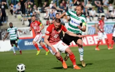 Капитанът на "Черно море" Георги Илиев (вдясно) е изпреварен от защитника на "ЦСКА-София" Иван Турицов по време на двубоя на 4 май, който предизвика скандалите при варненци.