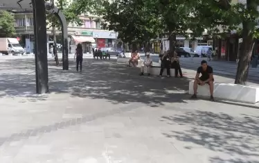 На практика обаче елементите от тези композиции са разхвърляни из целия площад.