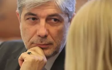 ...Падам, дръжте се, другари