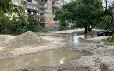 В част от зоната, която трябваше да бъде облагородена, е трудно да се отгатне какво се случва. Но модерна градска среда няма.