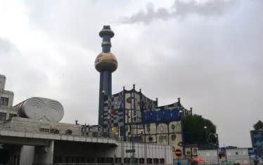 Това е  заводът за горене на отпадъци във Виена. Изграден през 1971 г., той е унищожен от пожар през 1987 г. За да се справи с недоволството на гражданите заради плана за нова горивна инсталация на същото място, кметът на австрийската столица наема известния художник Фриденсрайх Хундертвасер да разкраси фасадата.

