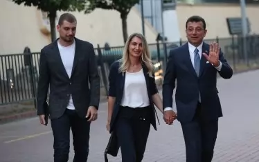 Опозиционният кандидат на Републиканско-народната партия (РНП) Екрем Имамоглу (вдясно) дойде на дебата със своята съпруга Дилек. 