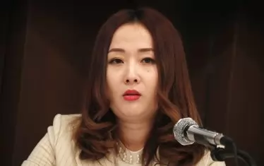  Севернокорейката Ли Хан Буейол, която е една от интервюираните бегълци от КНДР, разговаря с журналисти в Сеул. 