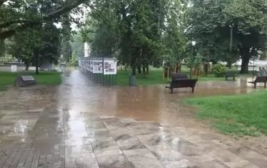  Заради огромна локва в центъра на "Кристал" през градинката не можеше да се минава в продължение на часове.  