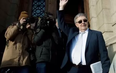 Шефът на унгарската Академия на науките Ласло Ловаз поздравява демонстрантите, събрали се пред сградата в Будапеща.