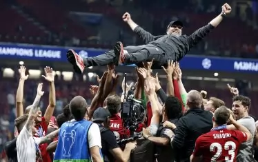Юрген Клоп тук преживява може би най-щастливия си миг като треньор до момента, подхвърлян във въздуха от признателните си футболисти след спечеления финал в Шампионската лига.