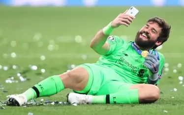 Вратарят Алисон, който имаше може би най-голям принос за успеха с чудесните си намеси, се снима на терена с медала си, пращайки селфито на своята бременна съпруга и дъщеря си, които не успяха да пътуват до Мадрид.