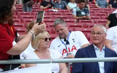 Бившият мениджър на "Челси", "Лестър" и "Фулъм" Клаудио Раниери (вдясно) също бе сред зрителите на финала.