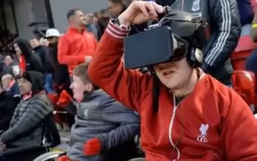 Незрящият Йън Ууд вече се наслаждава на играта на любимия си "Ливърпул", благодарение на специален шлем.