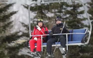  На теория Минск е близък съюзник на Москва – двете държави ги обединява военен и митнически съюз, а също така общ език, култура и религия. Лукашенко доскоро правеше всичко възможно, за да се хареса на Путин, дори го придружи и на ски.