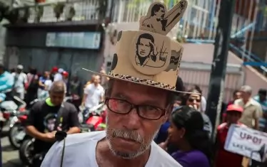  Президентът на Венецуела Николас Мадуро продължава да има привърженици и да управлява страната въпреки тежката икономическа криза и липсата на основни стоки. Народът обаче го подкрепя. 