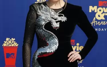 Елизабет Мос спечели награда за ролята си в "Дневниците на прислужницата". 