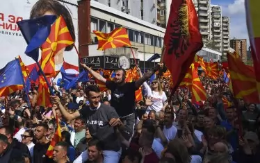 По време на президентската кампания през април се вееха албански и македонски знамена пред информационния център на ЕС в Скопие. Отлагането на Северна Македония и Албания е резултат на осъзнаването колко много и вредни компромиси направи Съюзът при предишното си разширяване