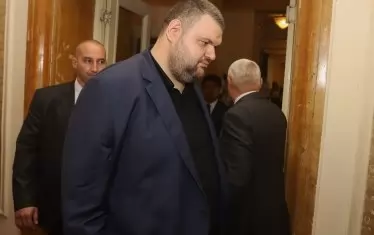 Включи се и Пеевски, за да поиска безплатни детски градини и дарения за партиите