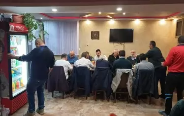 Пеевски в село Пашови, община Велинград. Макар да е щракнат в гръб, кадърът е уникален. Пеевски кротко си взема безалкохолно от фризера, истински човек от народа. Снимка: Фейсбук