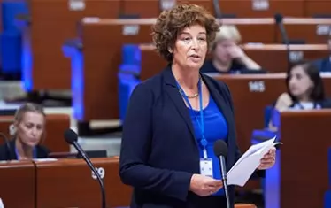 Белгийската социалистка Петра де Сутер бе автор на доклада и инициатор на резолюцията. Противниците на документа предложиха 150 поправки, но не можаха да го отхвърлят.