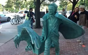 Статуя на класика в Бостън.