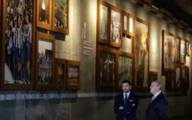 Пинто да Коща въвежда настоящия треньор на "Порто" Сержио Консенсао (вляво) в богатата история на клуба, за която президентът има немалък принос.