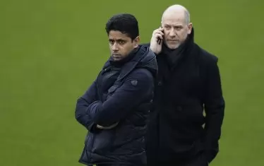 Антеро Енрике (вдясно), тук вече като спортен директор на ПСЖ, говори по телефона редом до президента на парижкия клуб Насер ал Хелайфи. Преди да заеме този пост, Енрике бе дясната ръка на Пинто да Коща в "Порто" и по неофициална информация е вършил доста "мръсна" работа.
