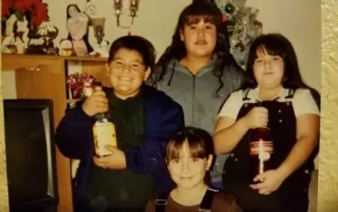 "Кой би познал, че това дебело хлапе от малък град ще направи нещо в живота си?", написа Руис под своя снимка като дете заедно със сестрите си.