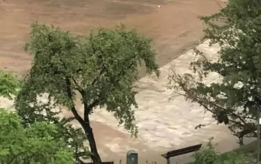  Кални наноси засипаха градинката пред църквата "Свети Седмочисленици".