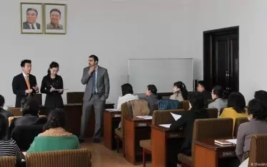  Под ликовете на комунистически лидери - семинар по пазарна икономика.