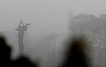  Въздухът в града и без завода за горене на смет е доста замърсен. 