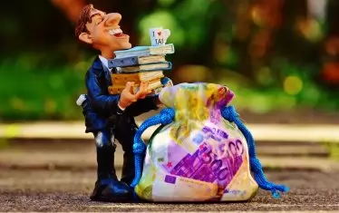 ДЕФЕКТИ 
В 56% от случаите нарушенията са "само" процедурни. В останалите 44% дефектите са съществени. Например в 105 случая не са проведени процедури за възлагане на обществени поръчки, въпреки че законът го е изисквал. Става дума за сделки с публични средства на стойност 27.3 млн. лева. В 10 случая 7 млн. лева без основание са похарчени чрез "договаряне без обявление". В 95 случая не са събрани оферти чрез публикуване на покана или на обява за обществена поръчка. При 38 поръчки възложителите са поставили условия, които дават предимство или необосновано ограничават участието на кандидатите в процедурите. В 24 случая са сключвани анекси към договорите, с които са изменяни цени и срокове за изпълнение.