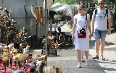  Туристи посещават Стария град в Тбилиси. Повечето руски граждани не се чувстват застрашени от последните събития. 