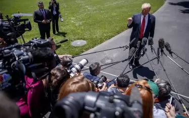 Президентът на САЩ Доналд Тръмп не търпи критики и се държи арогантно с почти всички, но това не дразни повечето американци и според социологическите изследвания народът одобрява действията му. 