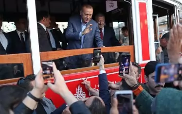  Държавният глава на Турция Реджеп Ердоган се къпе в народна любов, макар че икономиката на страната затъва. Той обаче вини за това външни сили. 